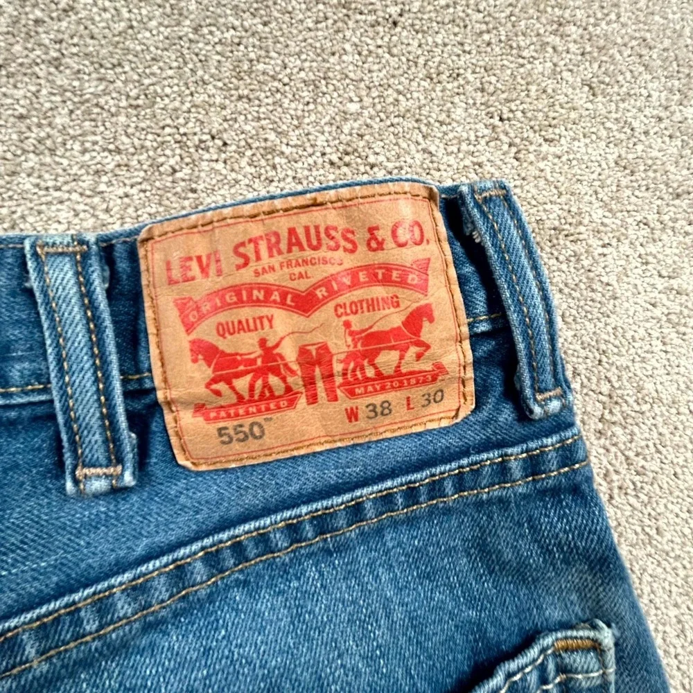 Levi's 550 Jeans Mens 38x30 Blue Denim Logo Medium Wash Straight Leg Streetwear‎